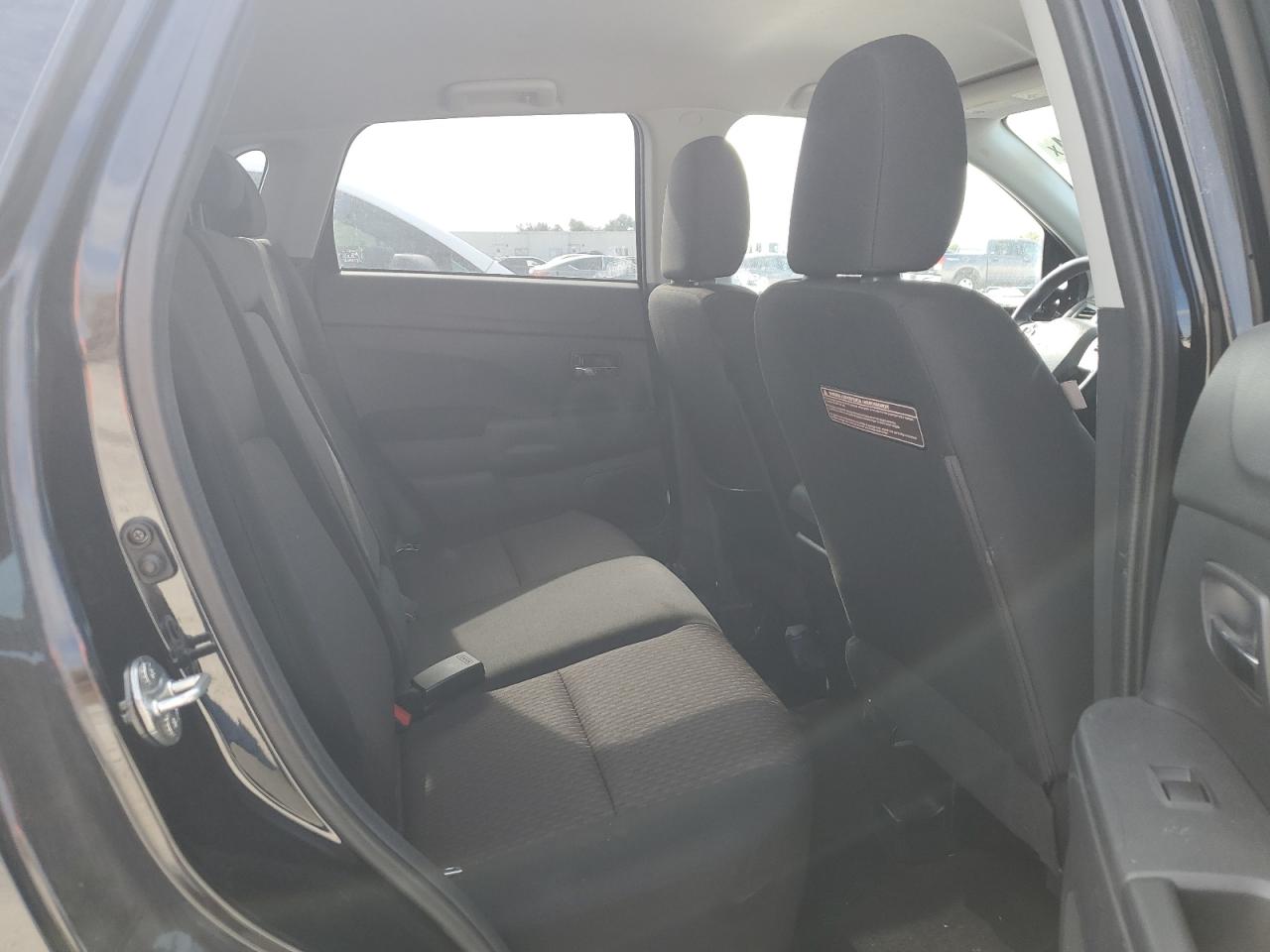 2018 Mitsubishi Outlander - Image 11