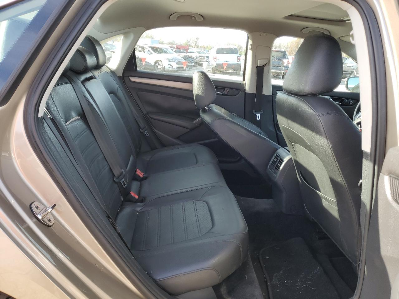 2015 Volkswagen Passat - Image 10