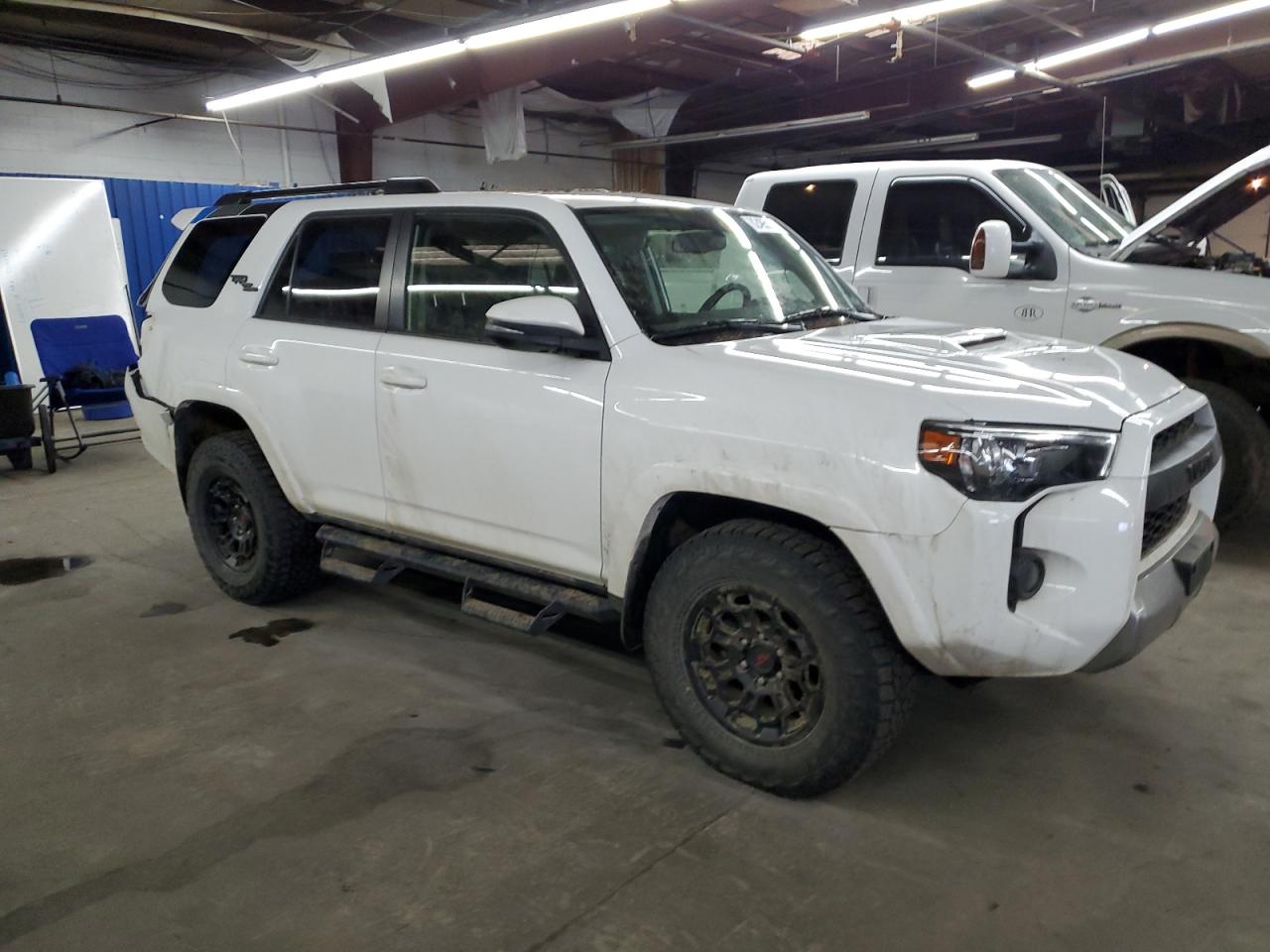 VIN JTEBU5JR7K5634107 2019 TOYOTA 4RUNNER no.4