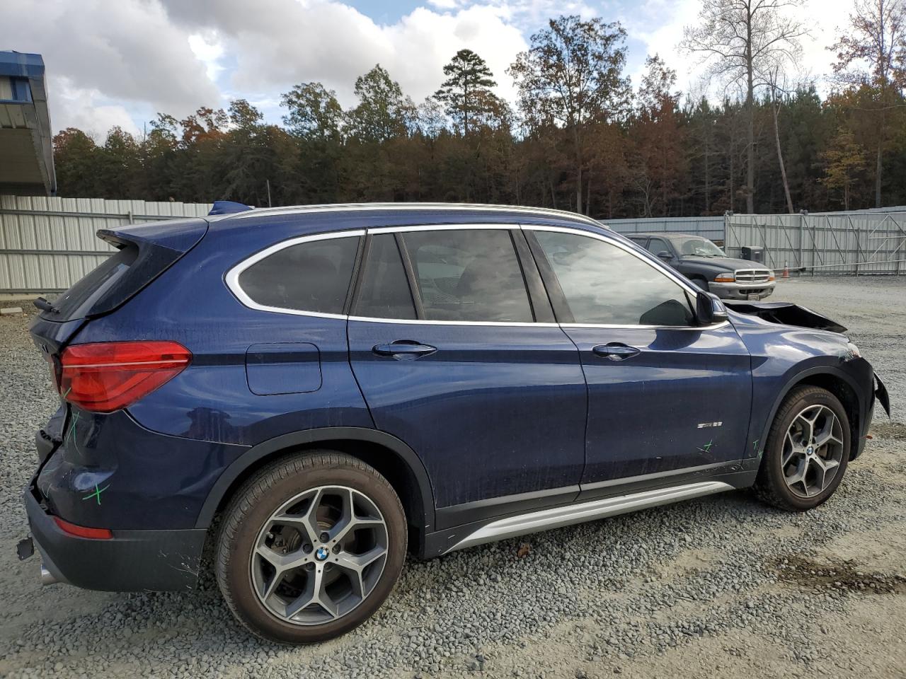 VIN WBXHU7C33J5H40528 2018 BMW X1 no.3