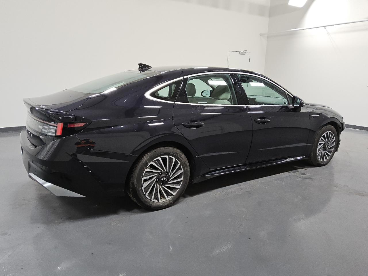 2024 Hyundai Sonata - Image 3