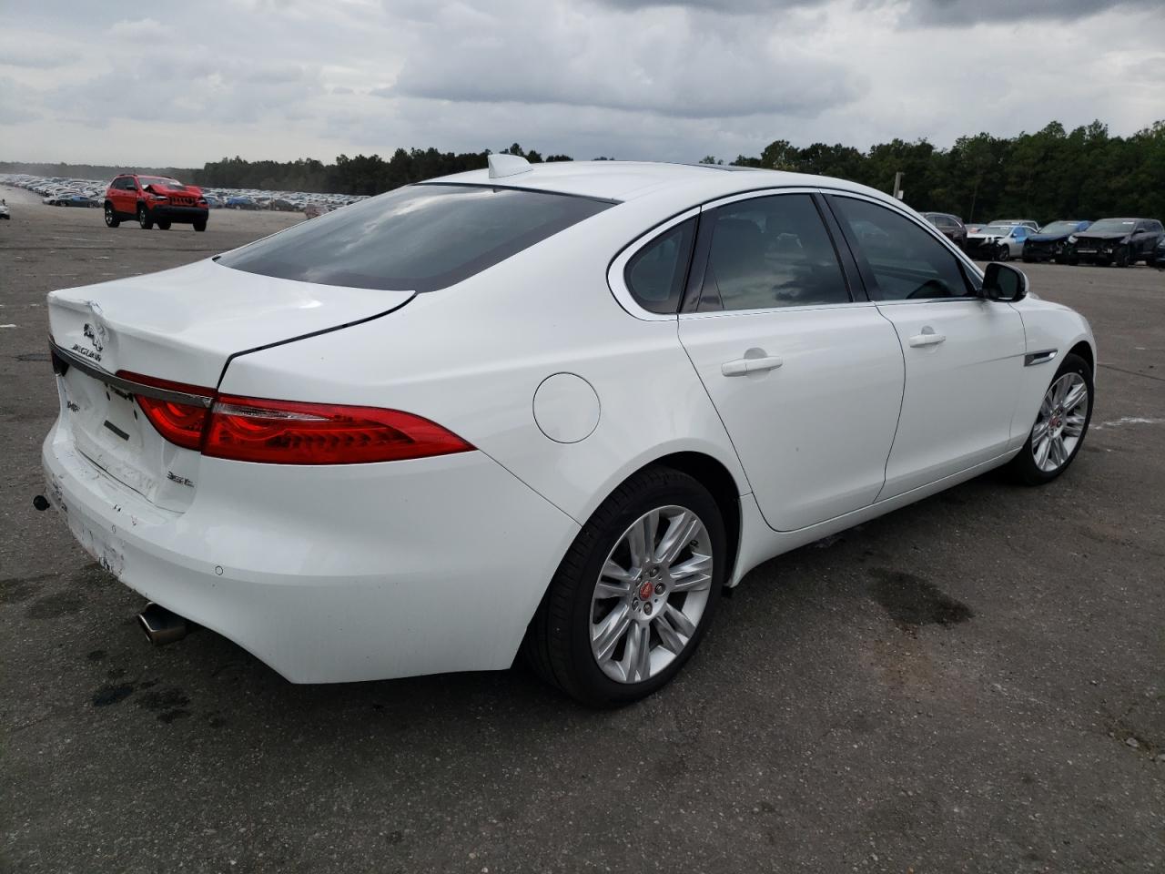 VIN SAJBD4BV1HCY31046 2017 JAGUAR XF no.3