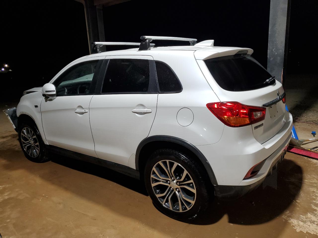 2018 Mitsubishi Outlander - Image 2