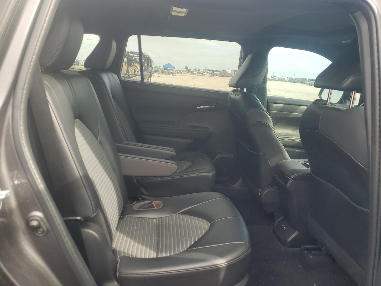 2022 Toyota Highlander - Image 11