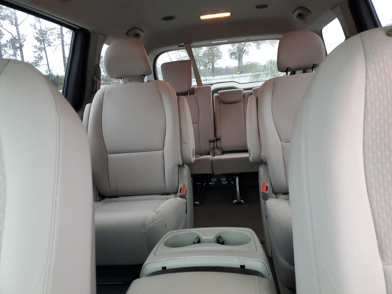 2017 Kia Sedona - Image 10