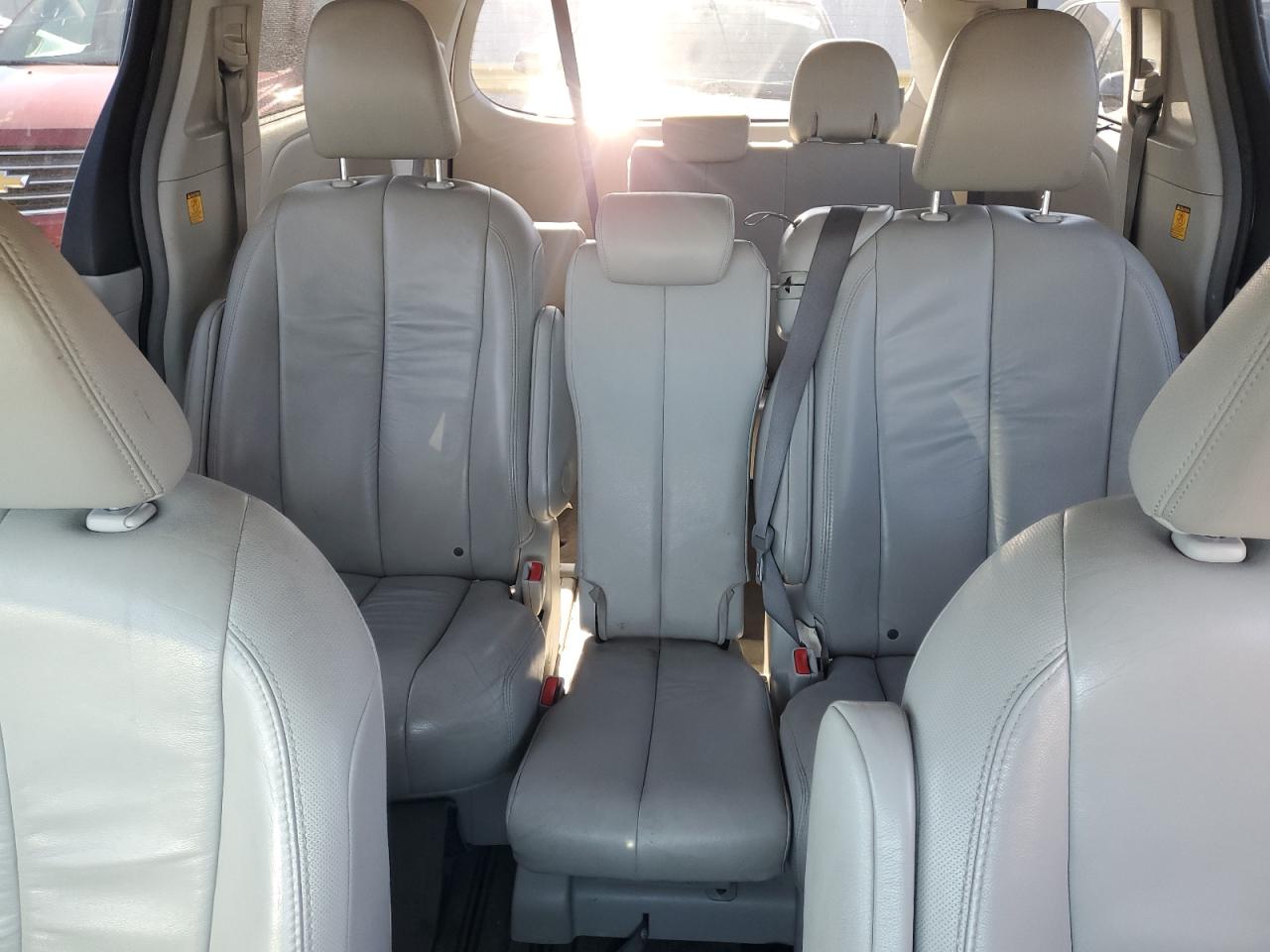 2011 Toyota Sienna - Image 10