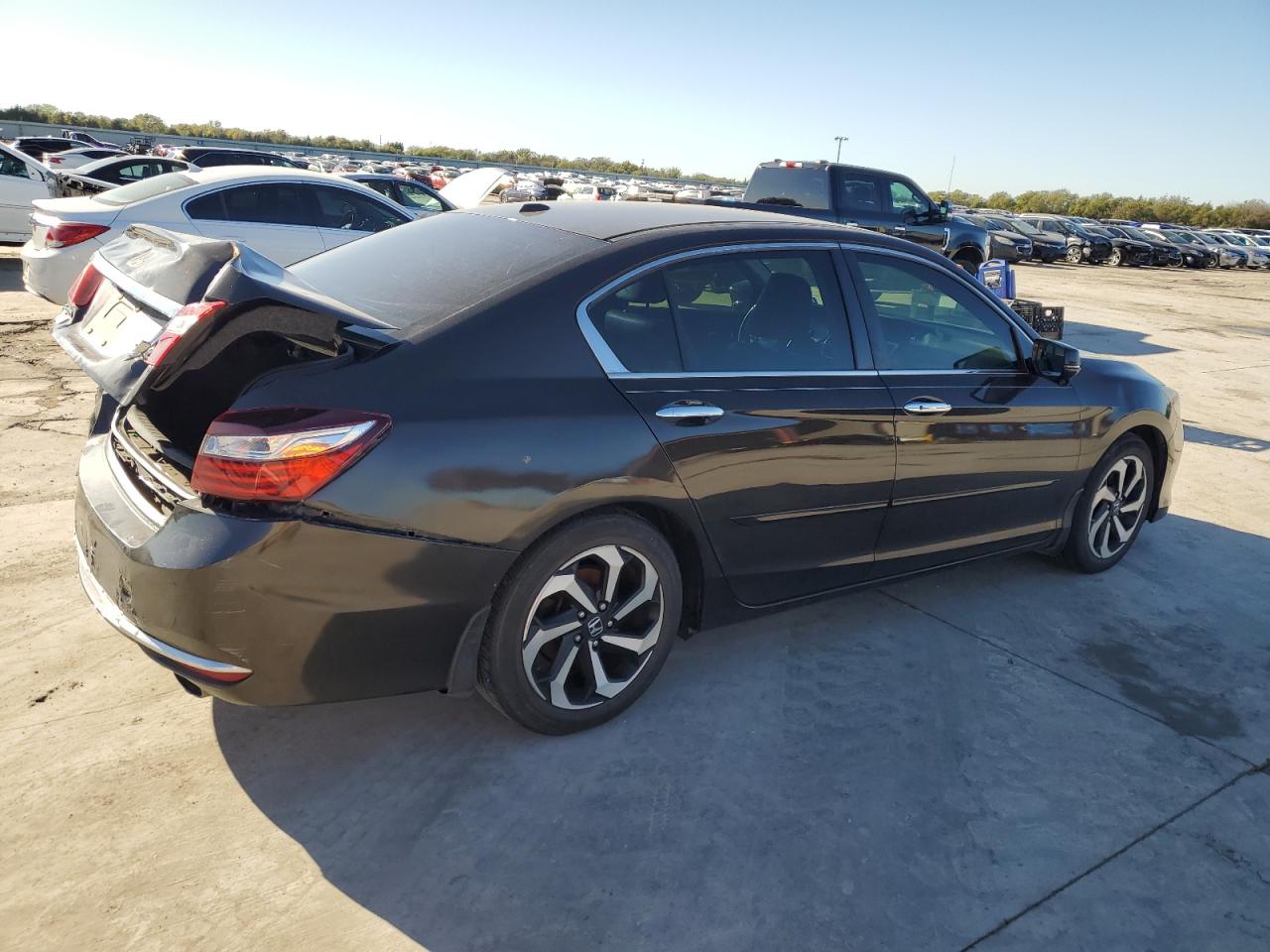 VIN 1HGCR2F85HA125109 2017 HONDA ACCORD no.3