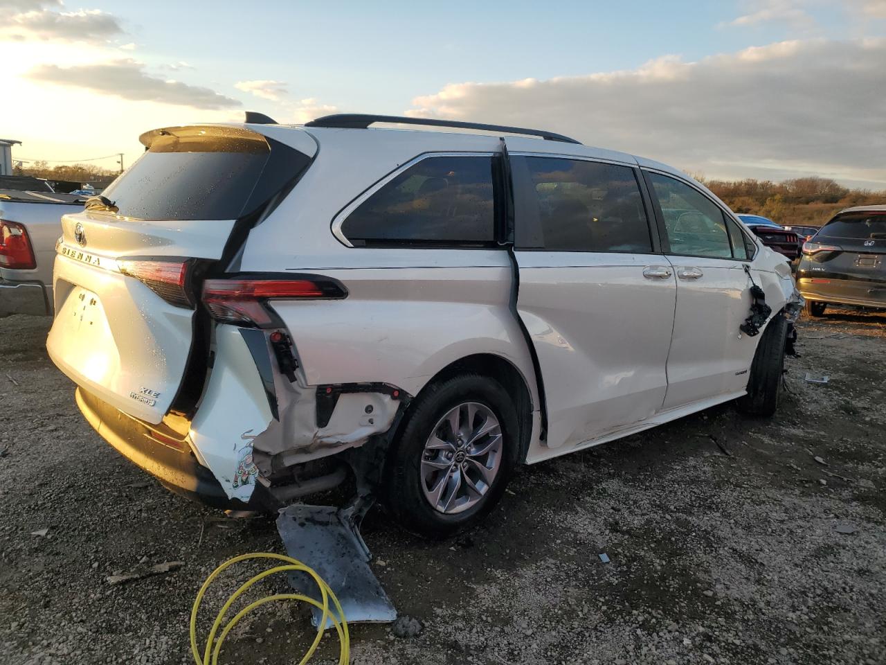 2021 Toyota Sienna - Image 3