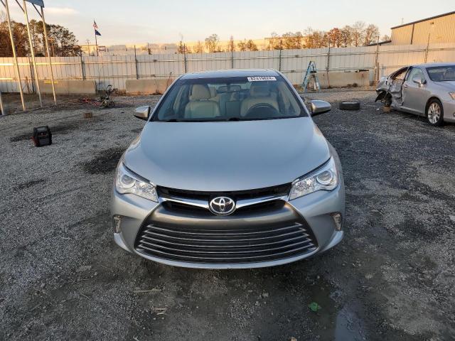  TOYOTA CAMRY 2017 Srebrny