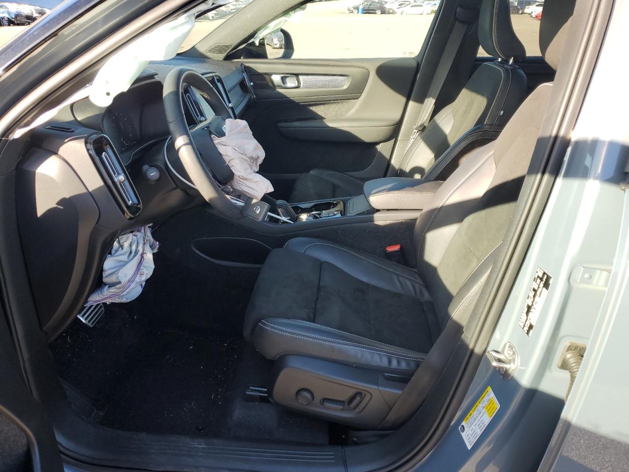 2022 Volvo XC40 - Image 7