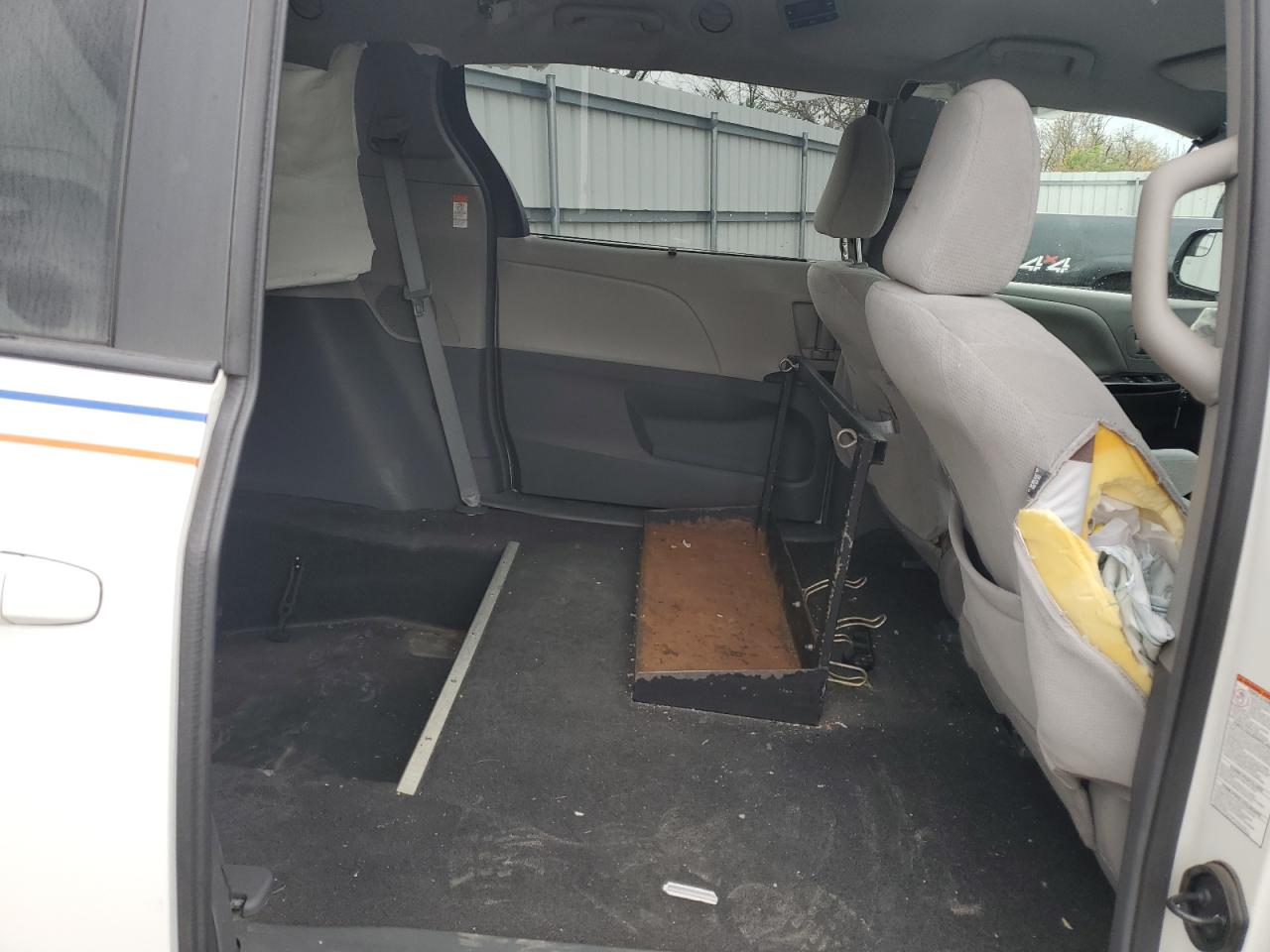 2016 Toyota Sienna - Image 11