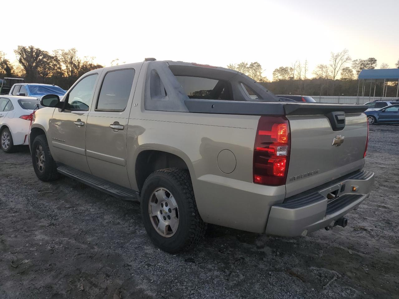 2008 Chevrolet Avalanche - Image 2