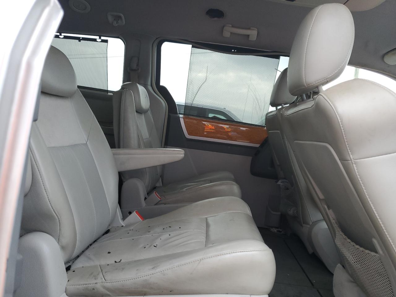 2010 Chrysler Town & Country - Image 11
