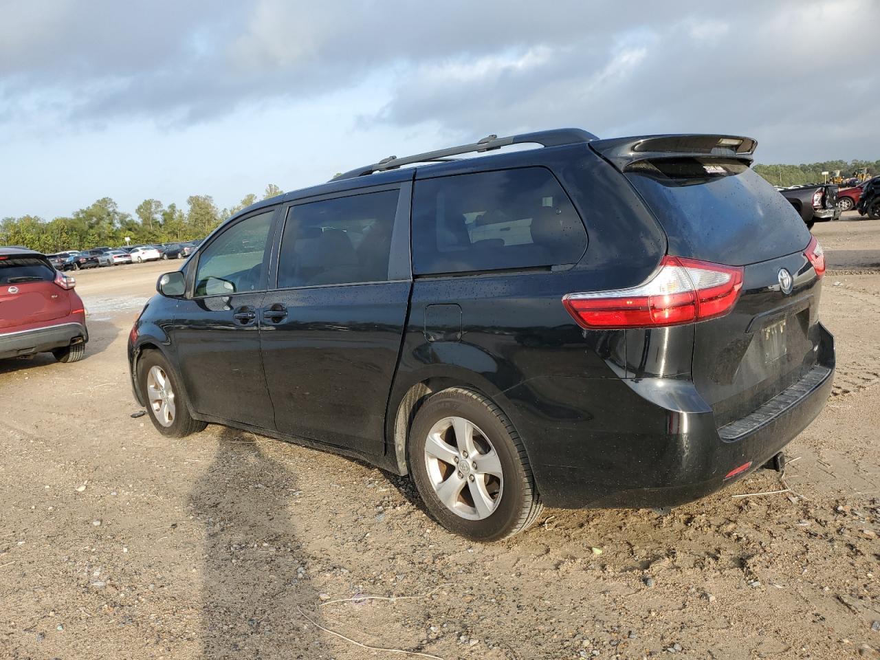 2017 Toyota Sienna - Image 2