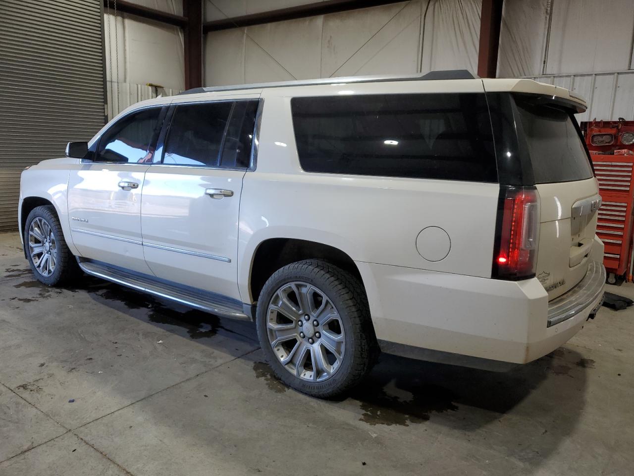 2015 GMC Yukon - Image 2