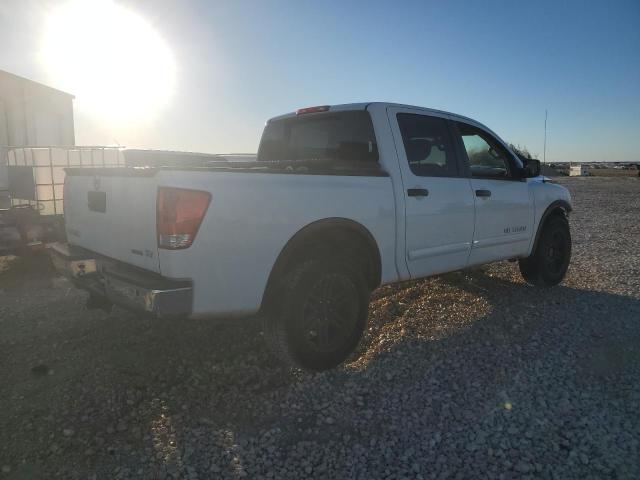 Pickups NISSAN TITAN 2015 Biały