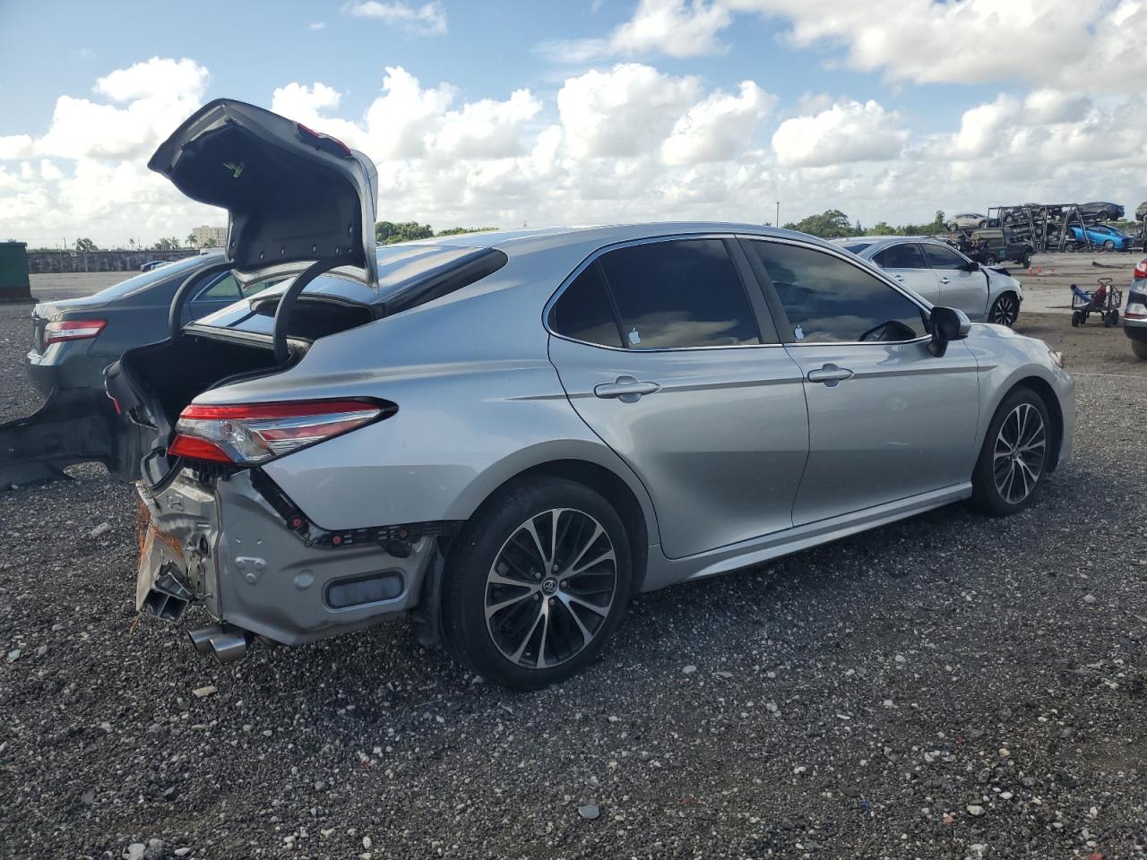 VIN 4T1B11HK8JU110785 2018 TOYOTA CAMRY no.3