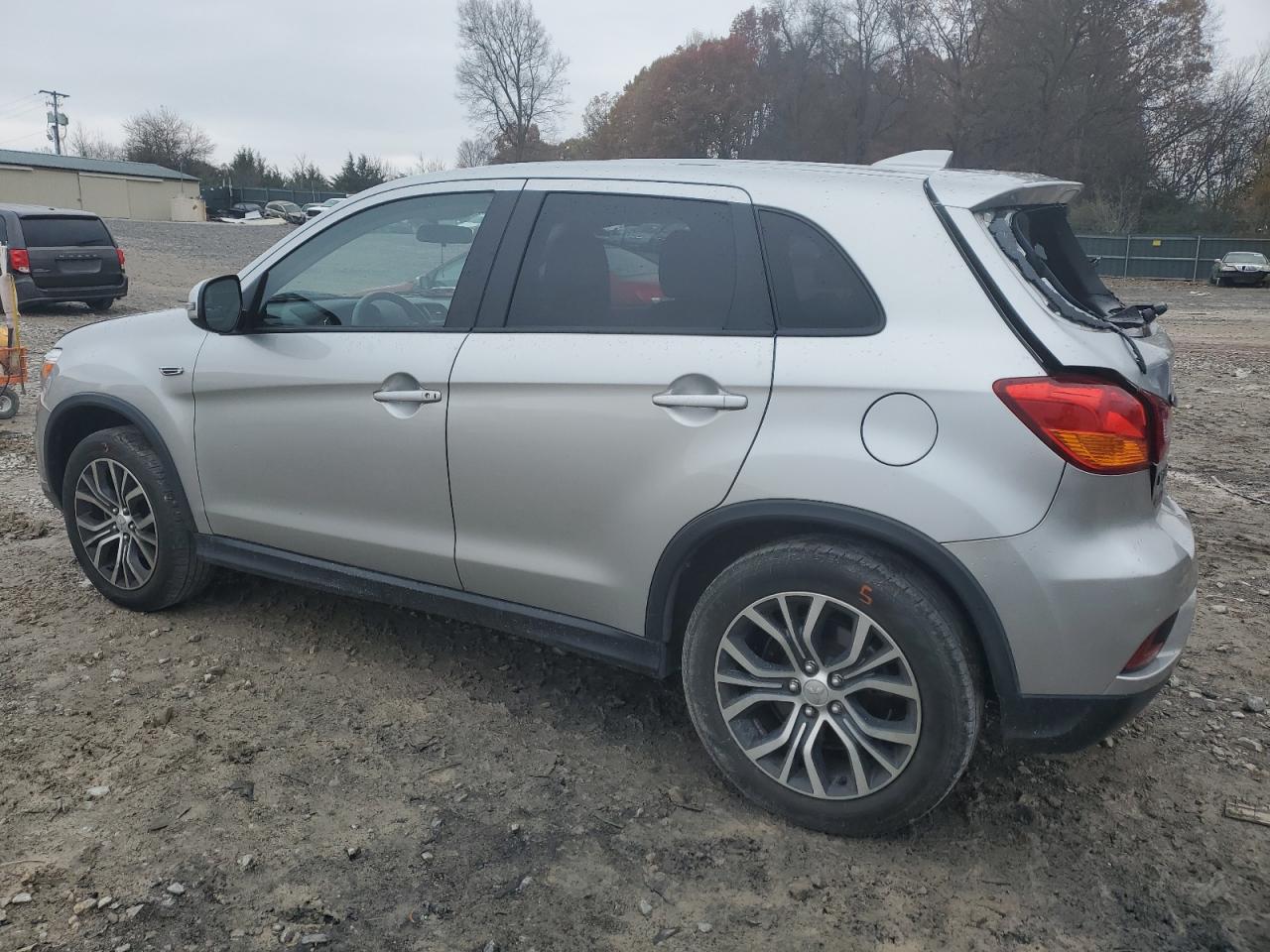 2019 Mitsubishi Outlander - Image 2