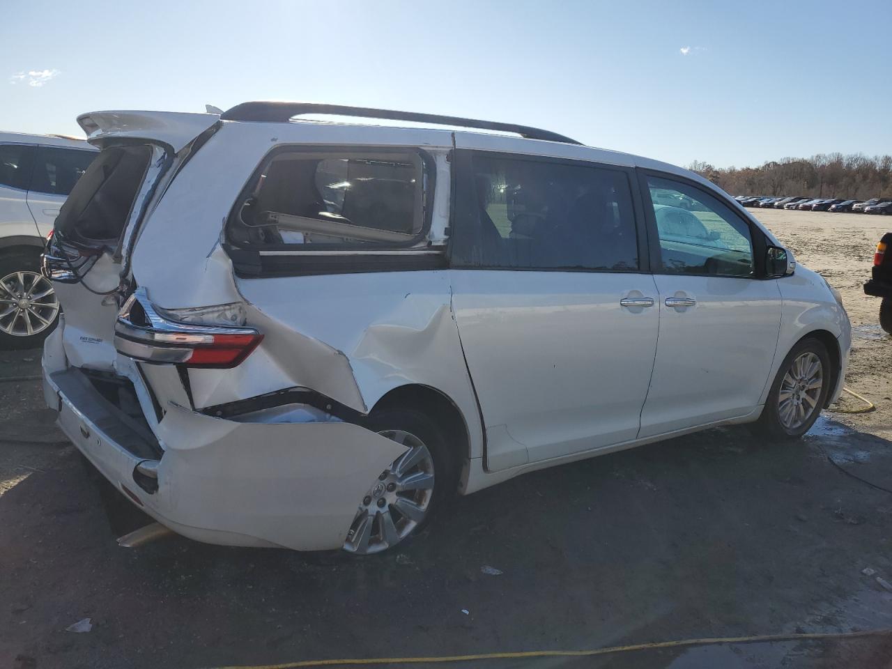 2015 Toyota Sienna - Image 3