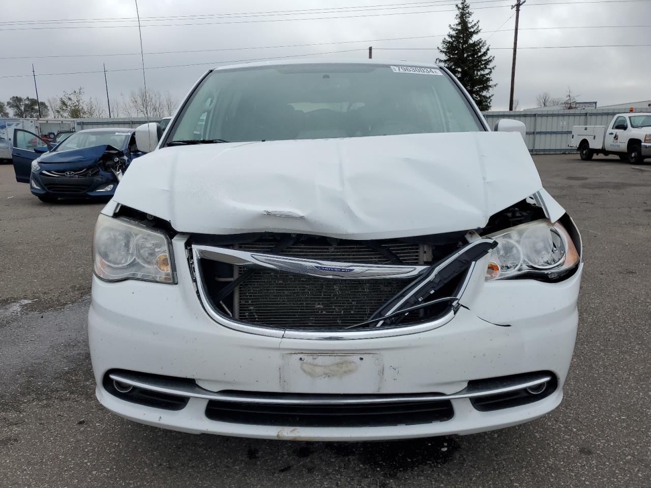 2014 Chrysler Town & Country - Image 5