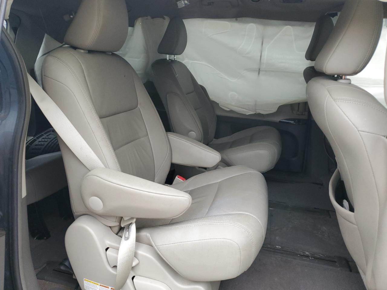 2015 Toyota Sienna - Image 11