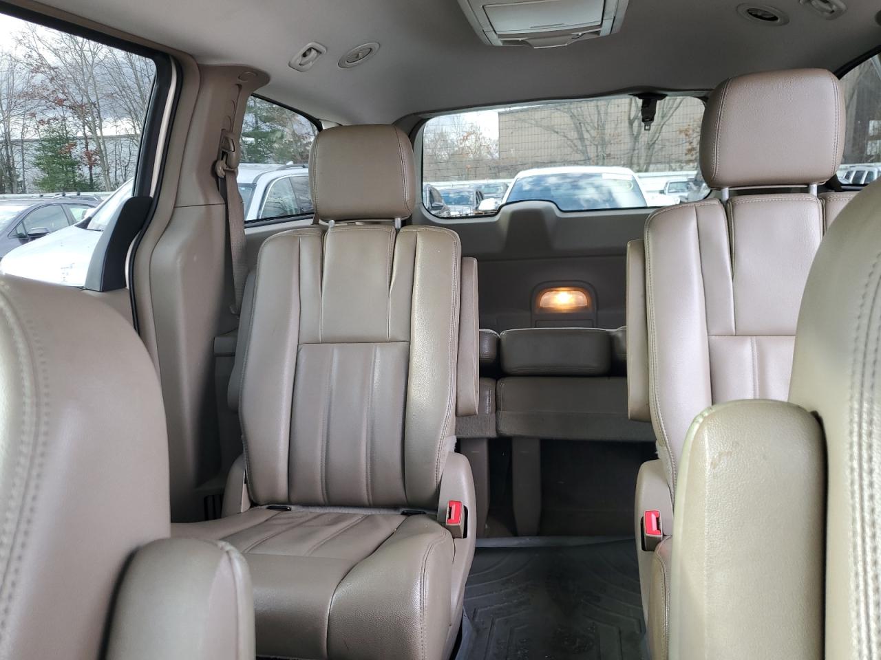 2014 Chrysler Town & Country - Image 10
