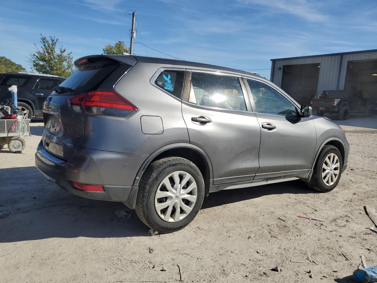 2017 Nissan Rogue - Image 3