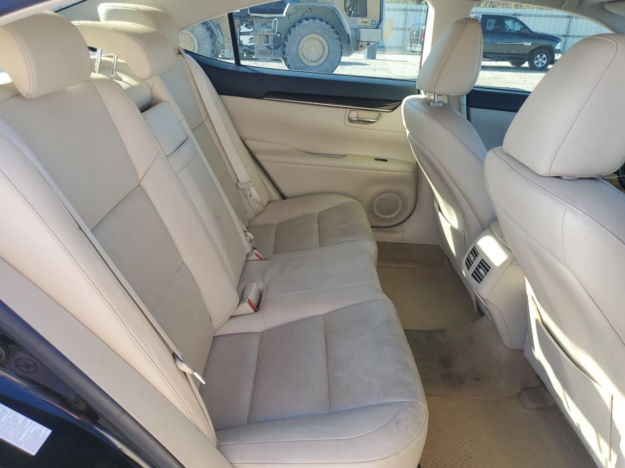 2013 Lexus ES - Image 10