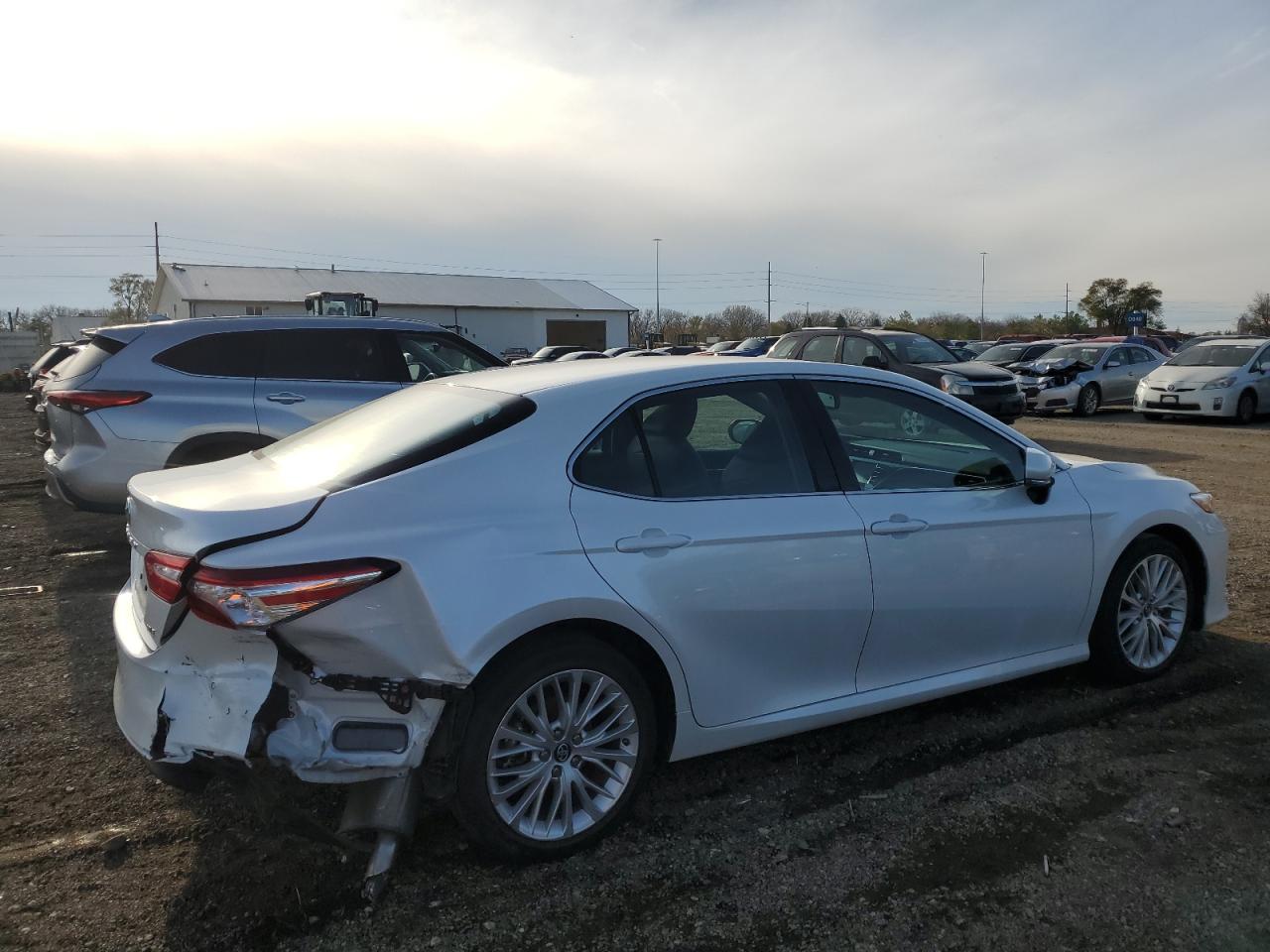 VIN 4T1B11HK3JU097895 2018 TOYOTA CAMRY no.3