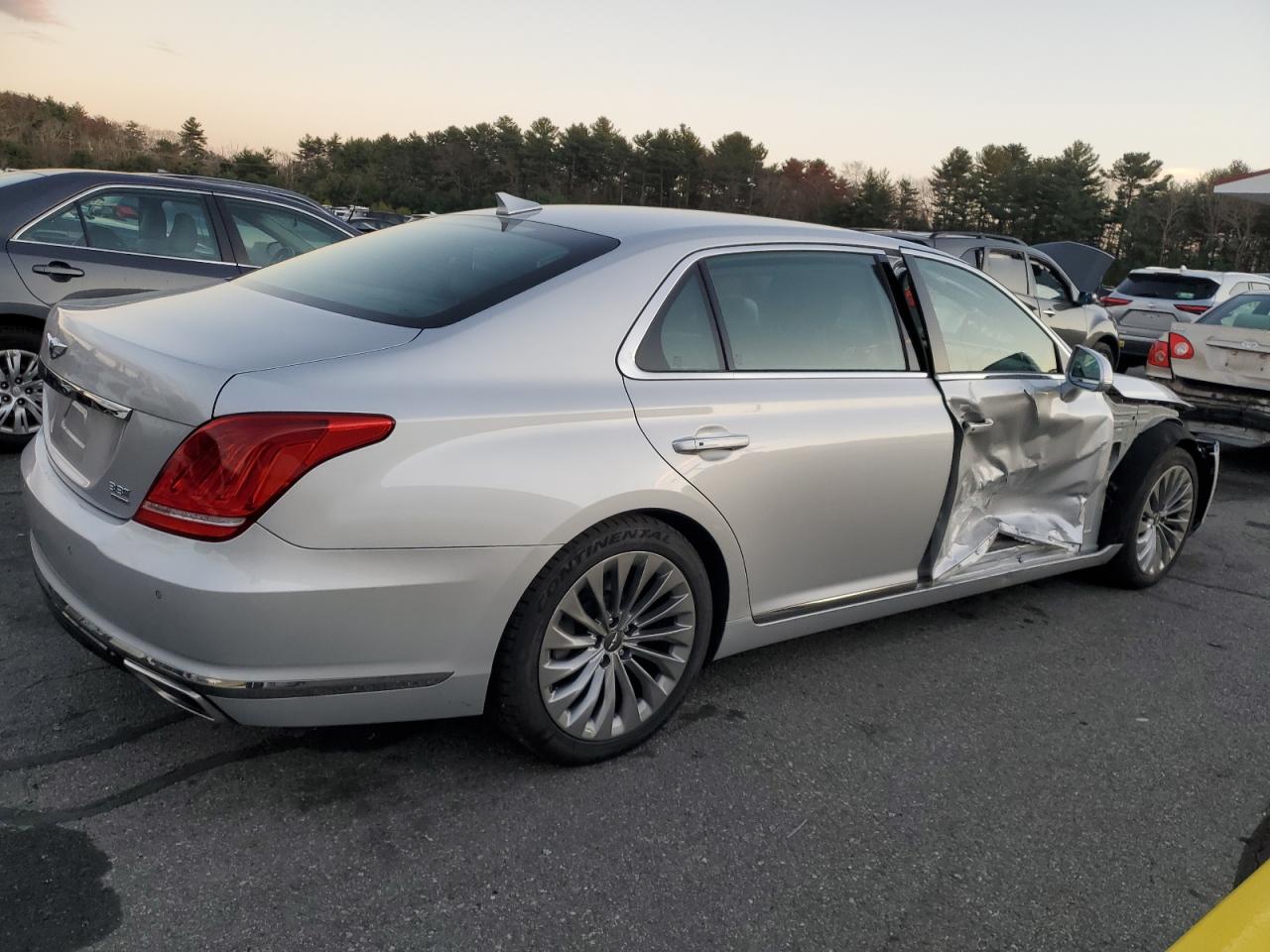 VIN KMTF34JA1KU064271 2019 GENESIS G90 no.3