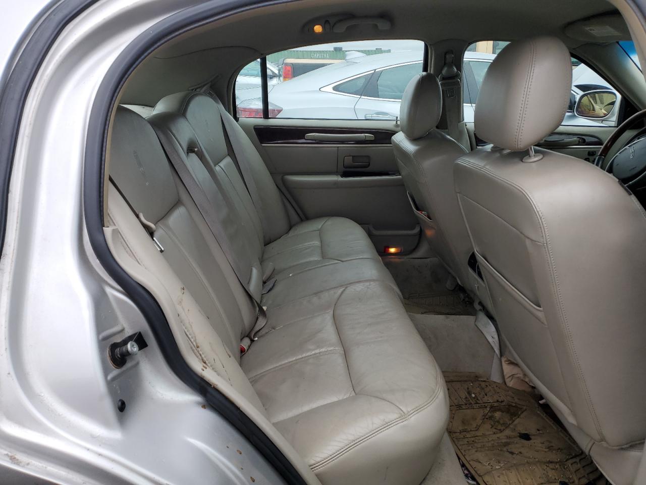 2009 Lincoln Town Car - Image 10