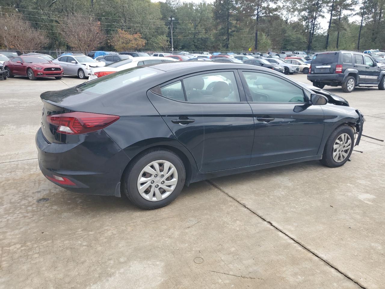 2019 Hyundai Elantra - Image 3