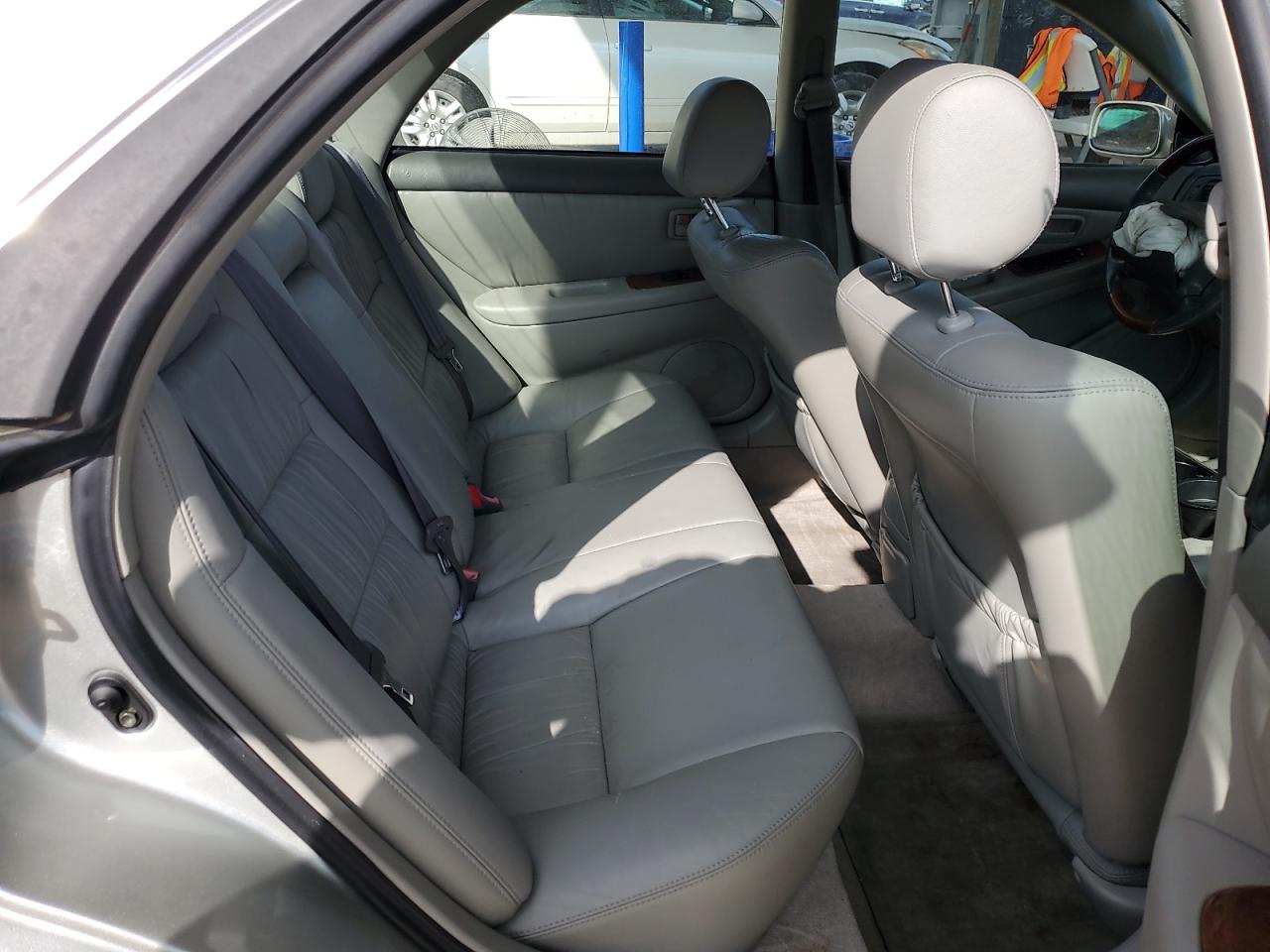 2001 Lexus ES - Image 10