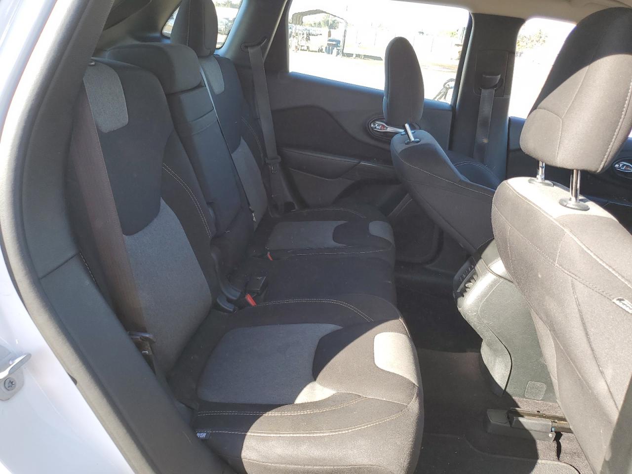 2016 Jeep Grand Cherokee - Image 11