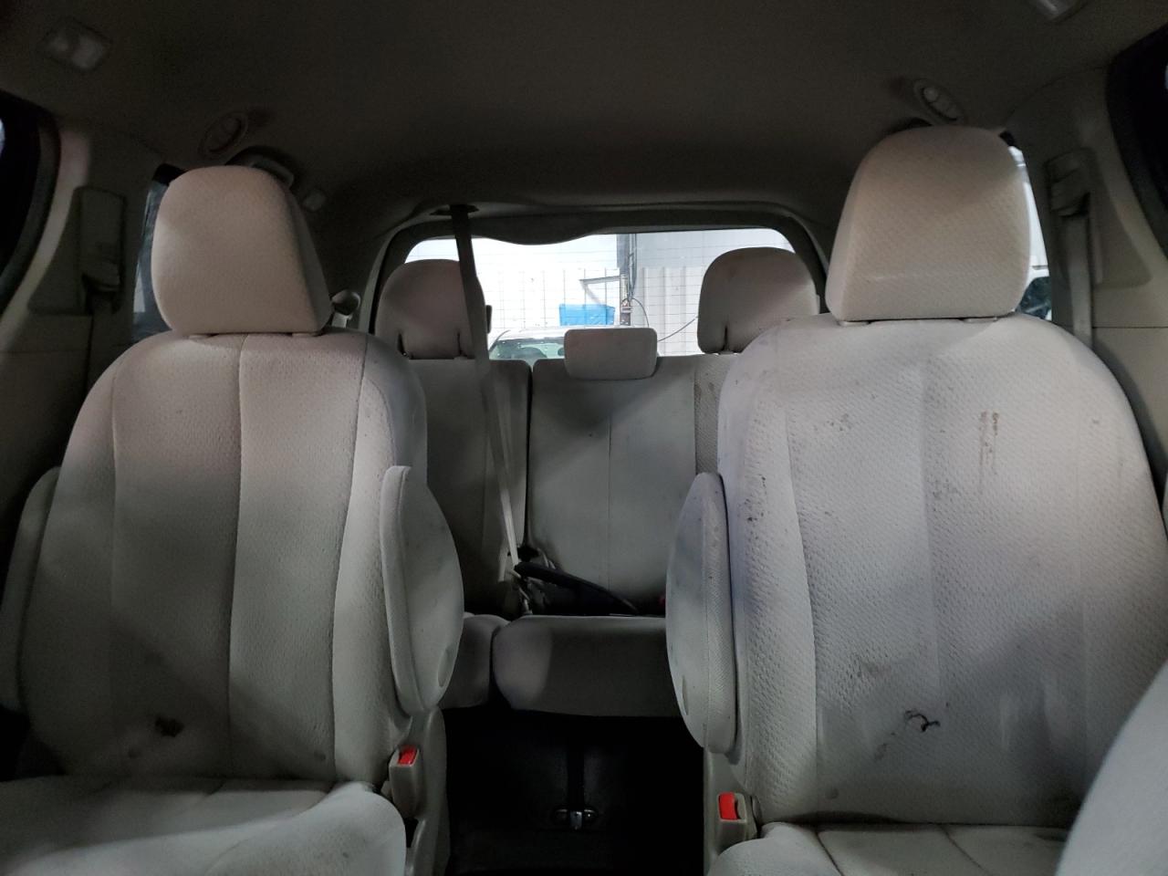 2012 Toyota Sienna - Image 10