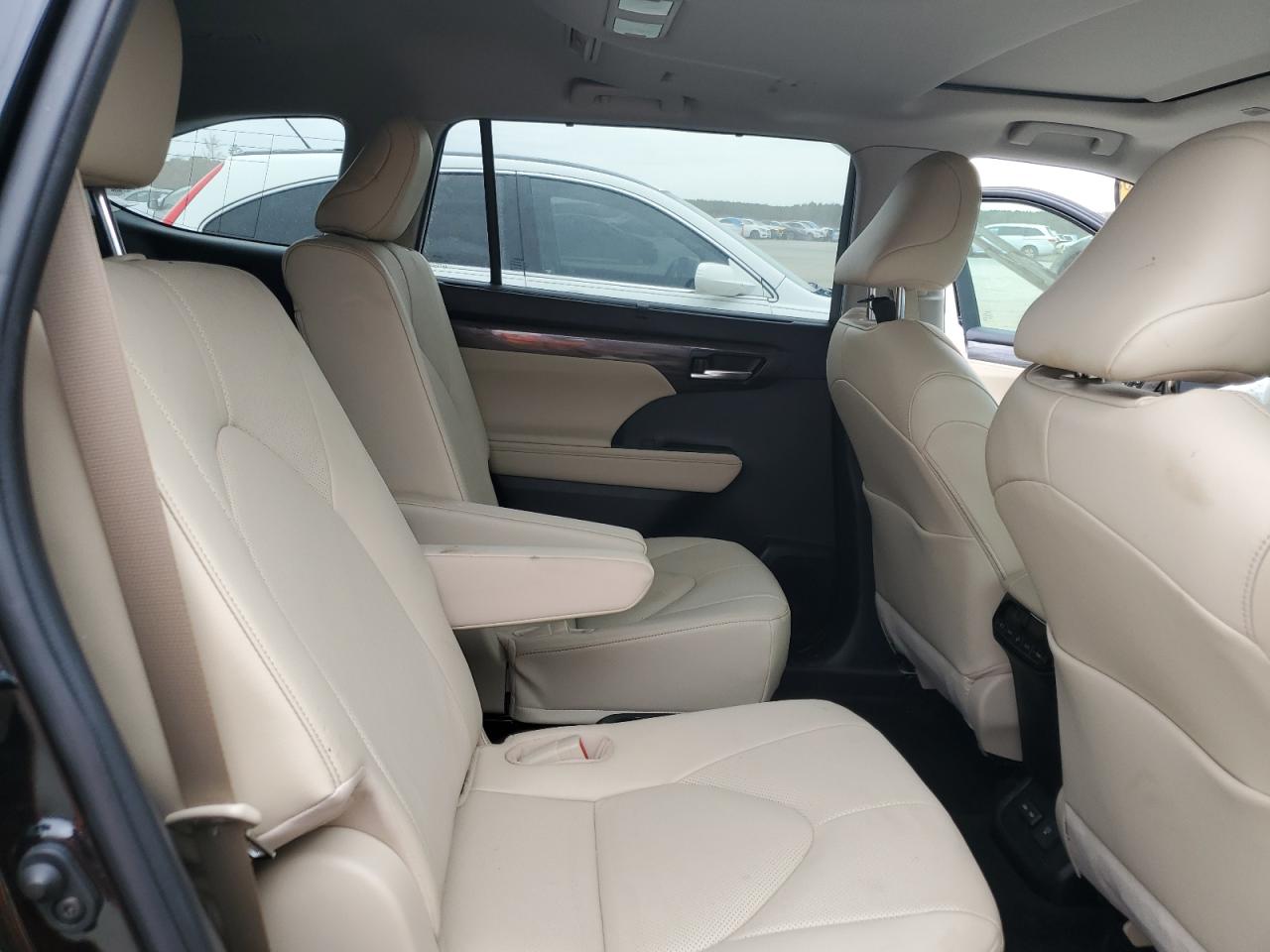 2023 Toyota Highlander - Image 11