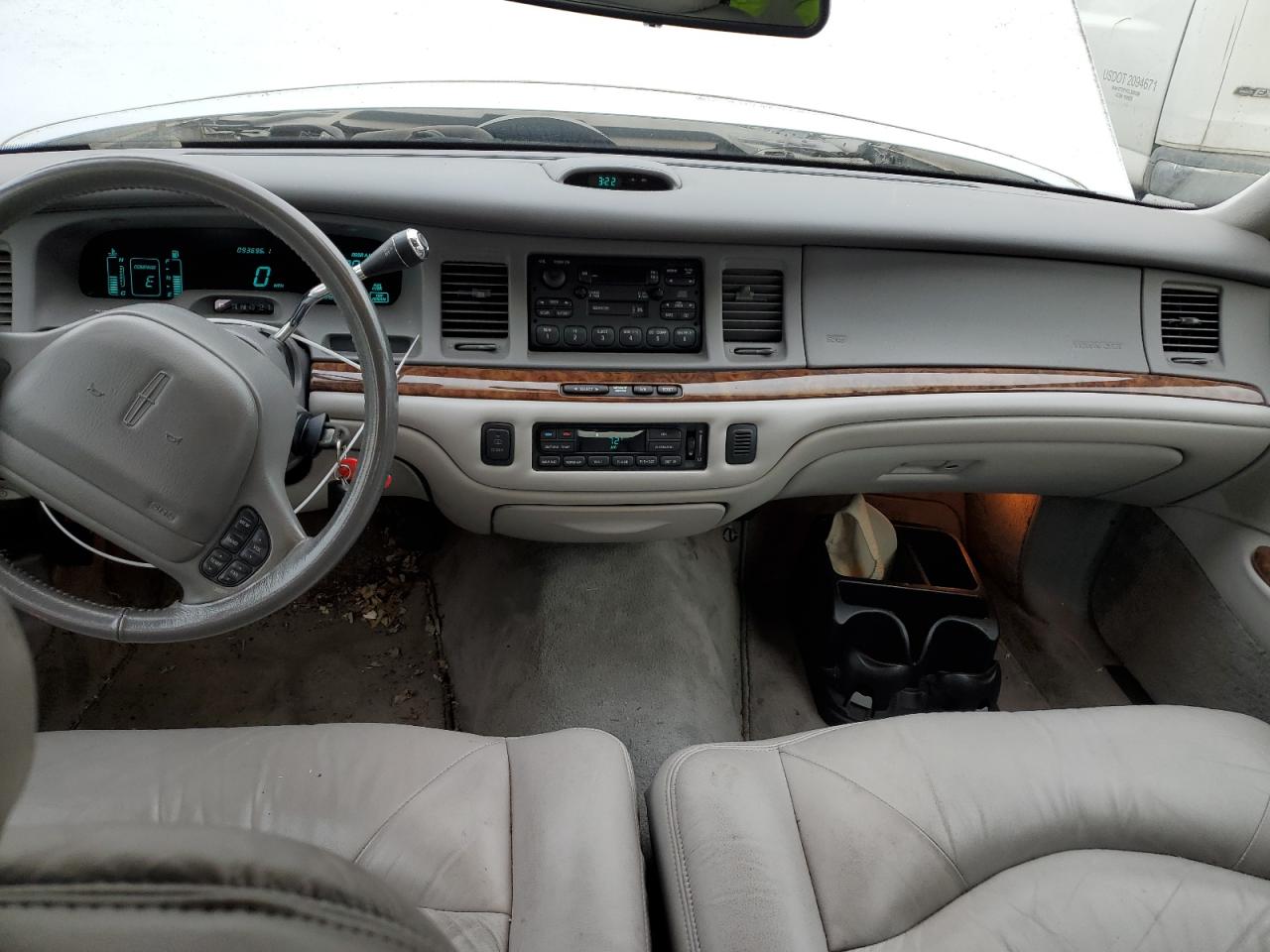 1997 Lincoln Town Car - Image 8