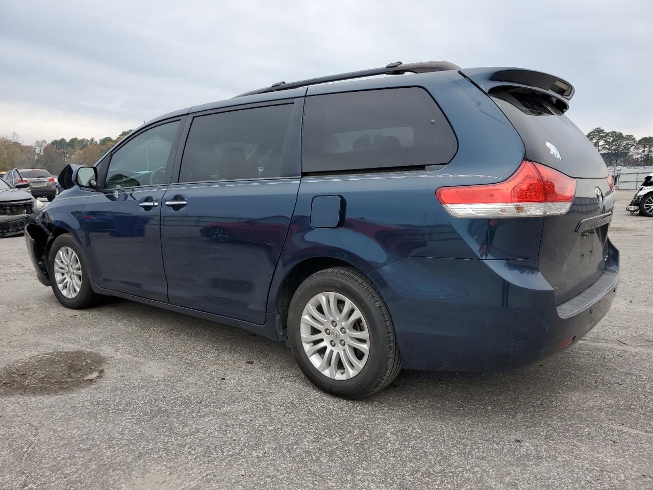 2012 Toyota Sienna - Image 2