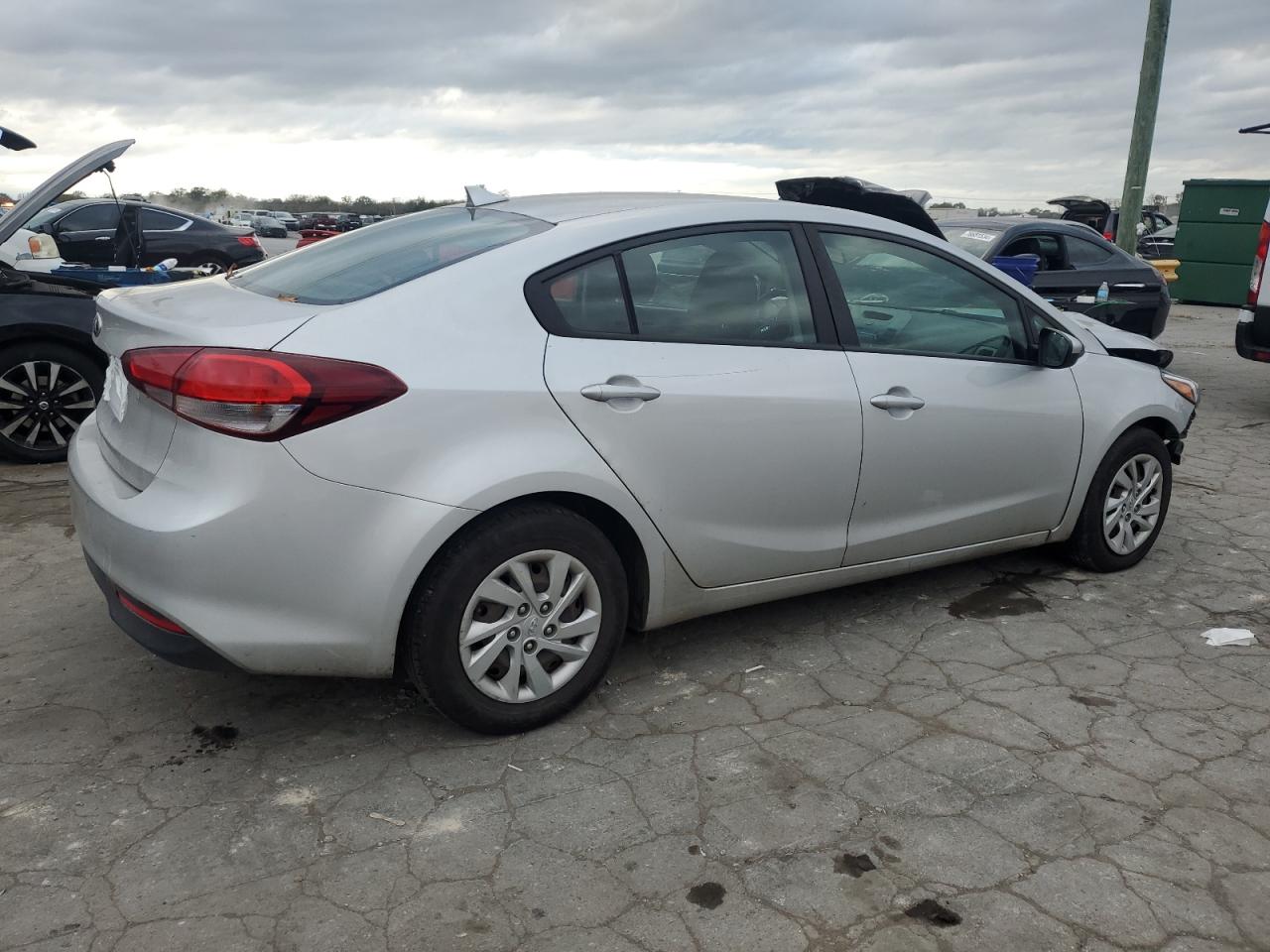 VIN 3KPFK4A74JE165579 2018 KIA FORTE no.3