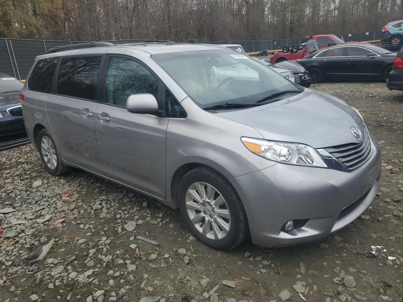 2012 Toyota Sienna - Image 4