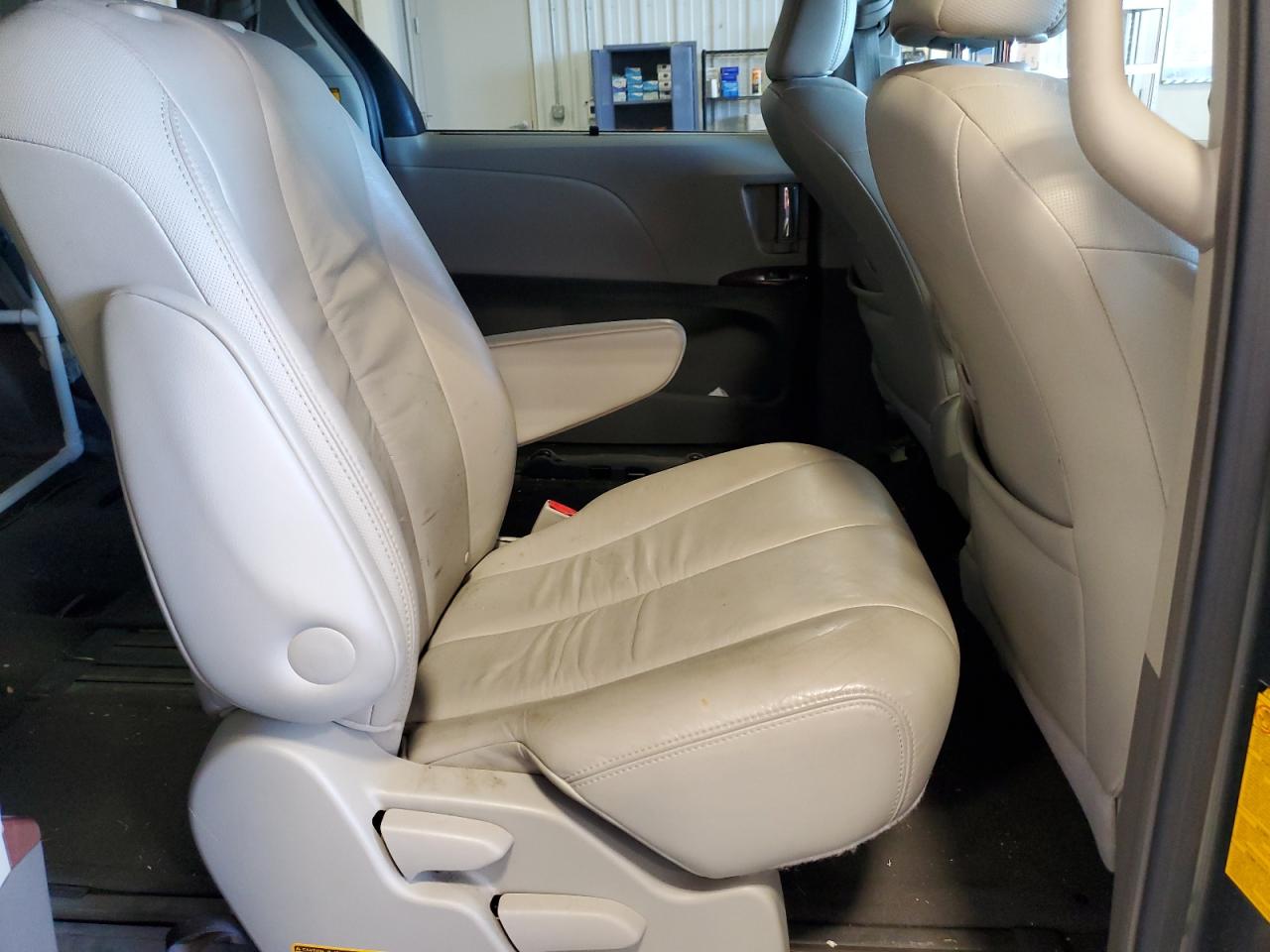 2011 Toyota Sienna - Image 11