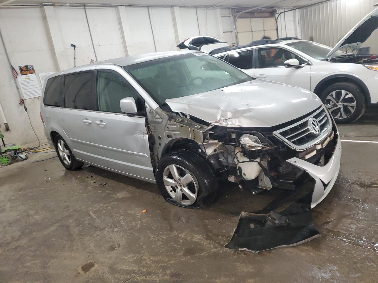 2009 Volkswagen Routan - Image 4