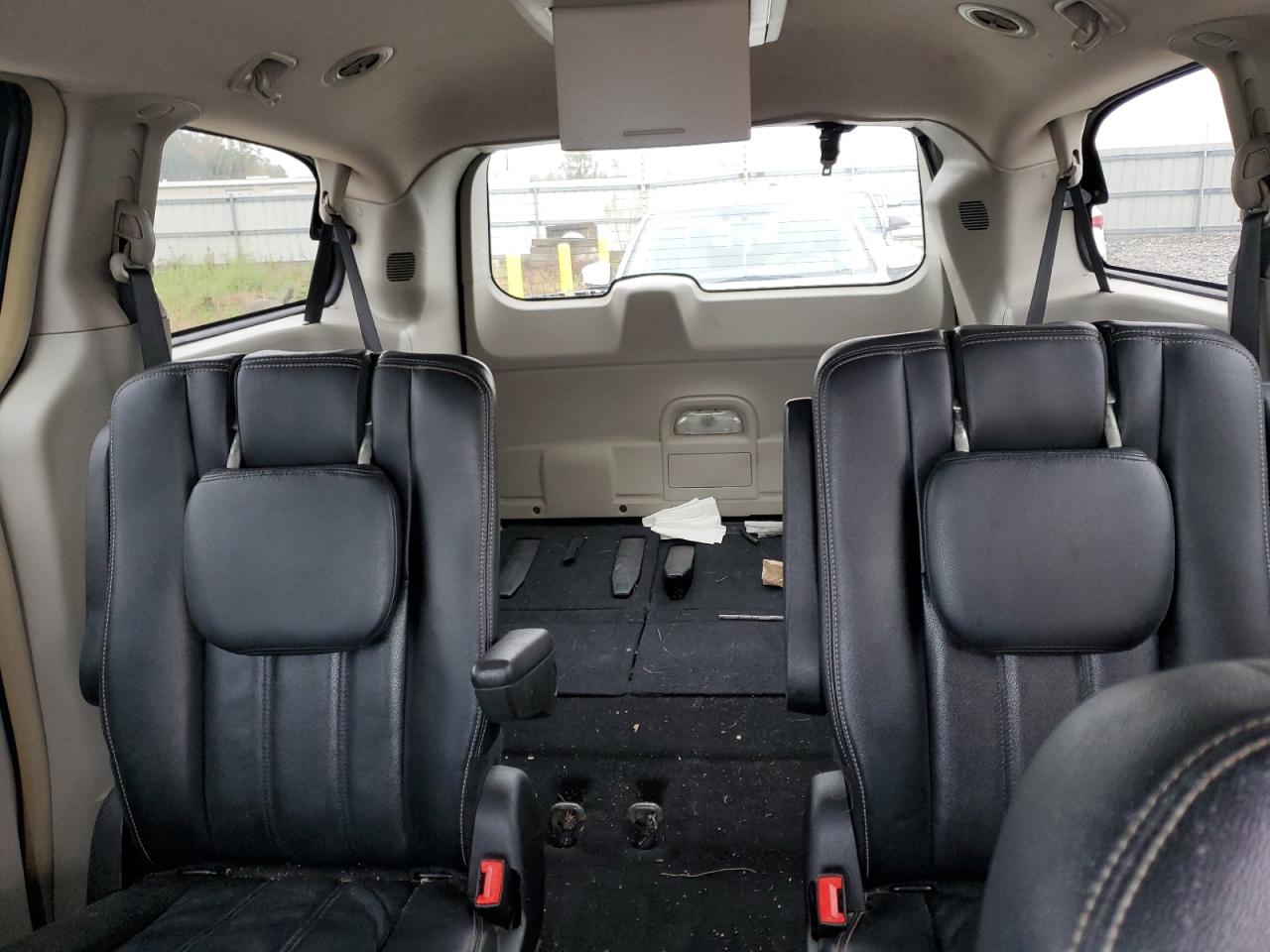 2016 Chrysler Town & Country - Image 10