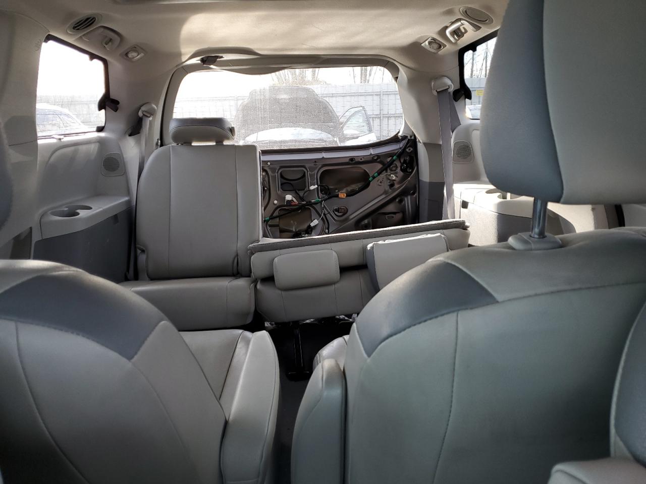 2014 Toyota Sienna - Image 10