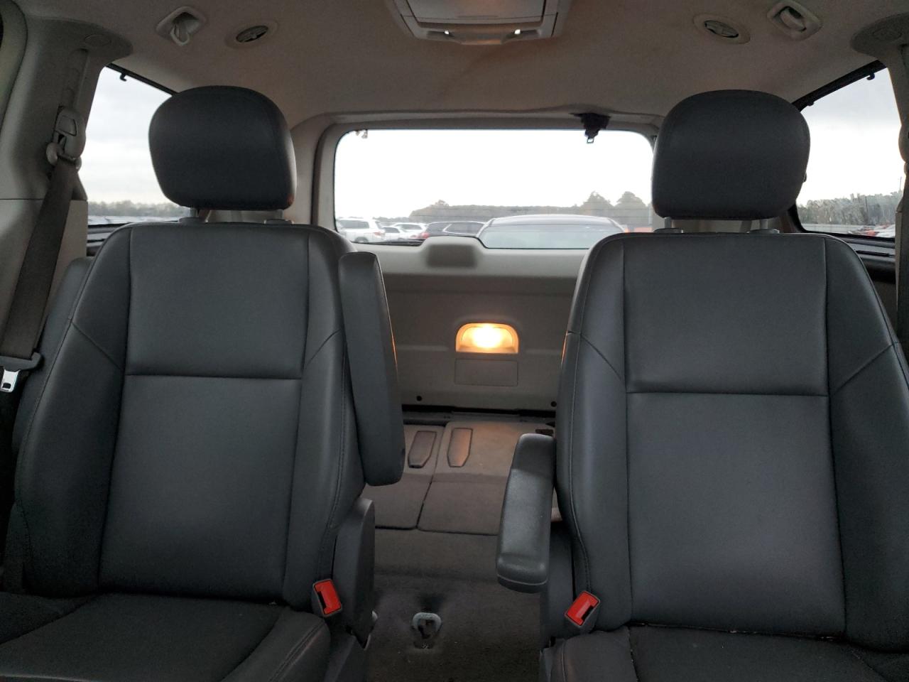2014 Volkswagen Routan - Image 10