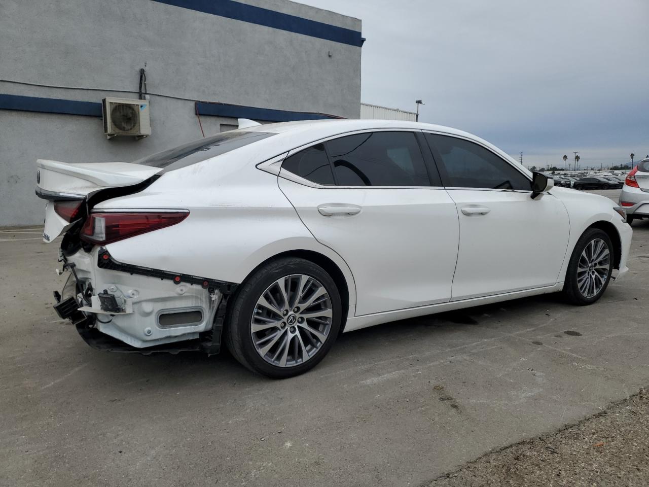 2021 Lexus ES - Image 3