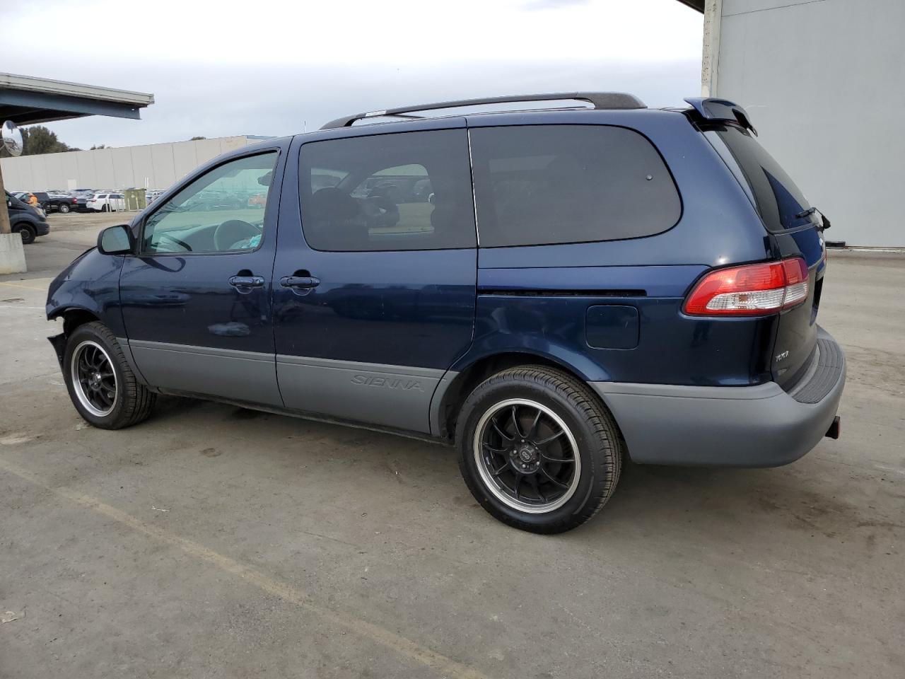 2003 Toyota Sienna - Image 2