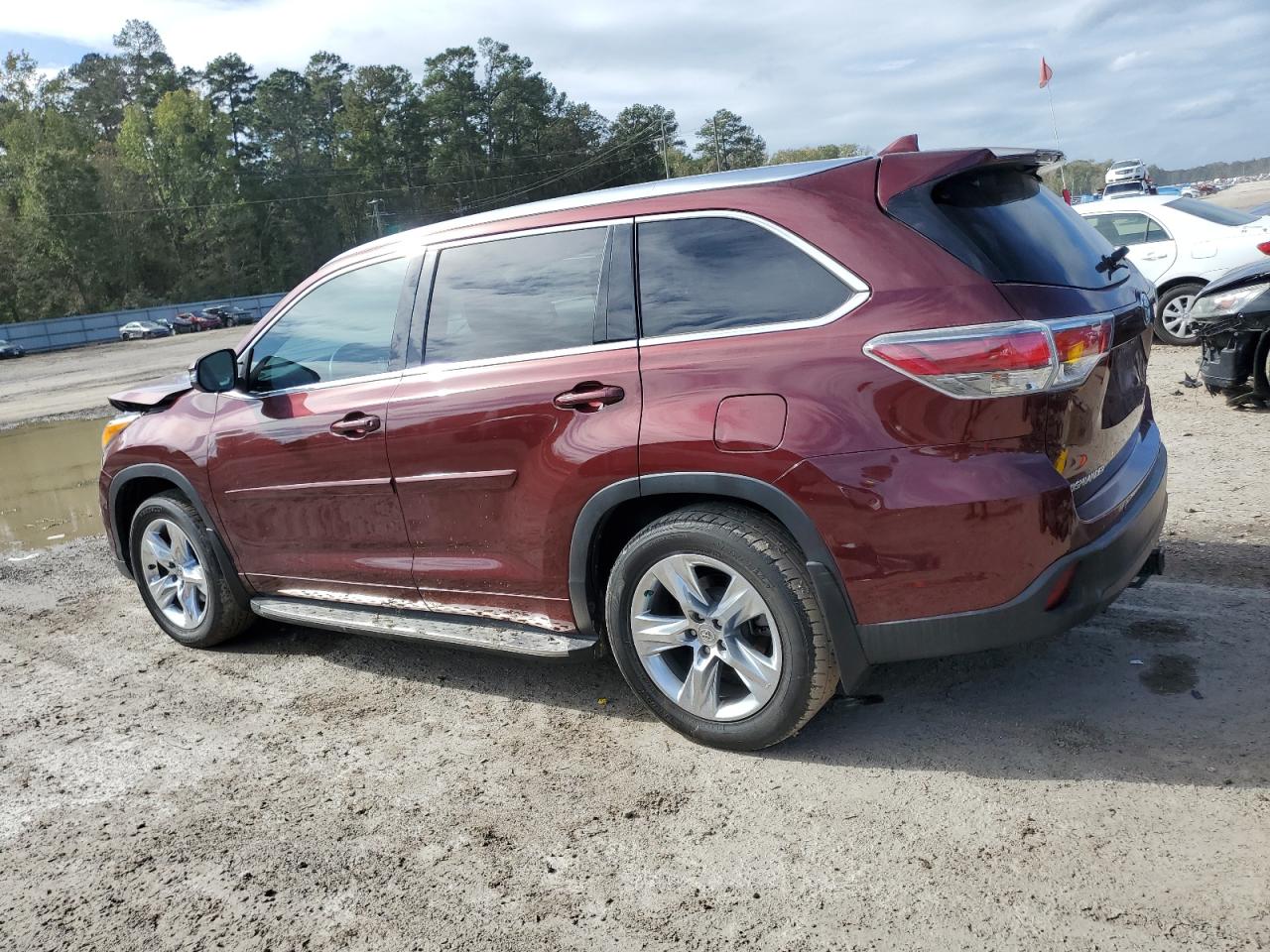 2015 Toyota Highlander - Image 2
