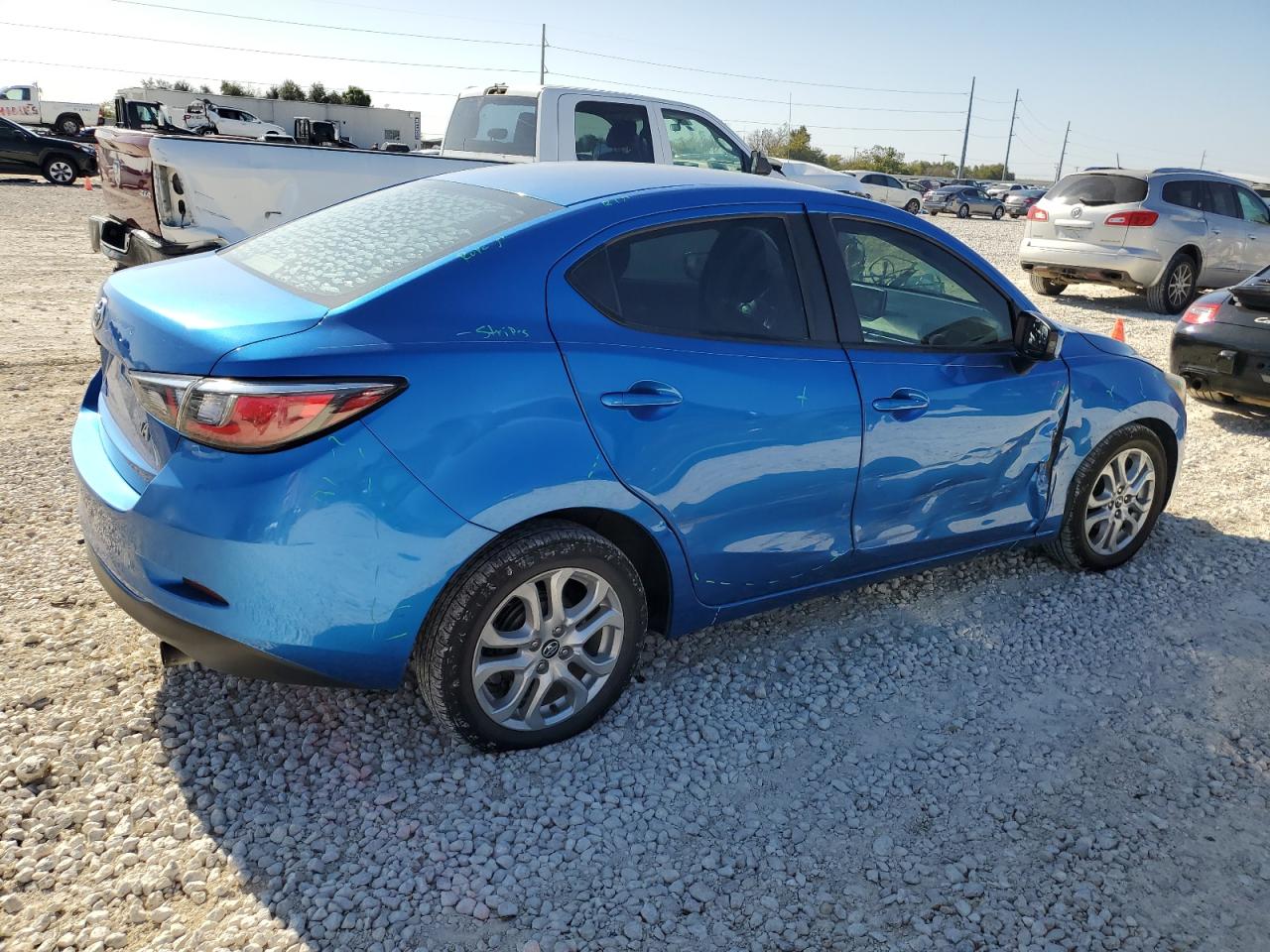 VIN 3MYDLBYV2JY308462 2018 TOYOTA YARIS no.3