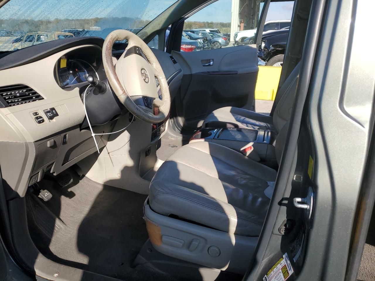 2011 Toyota Sienna - Image 7